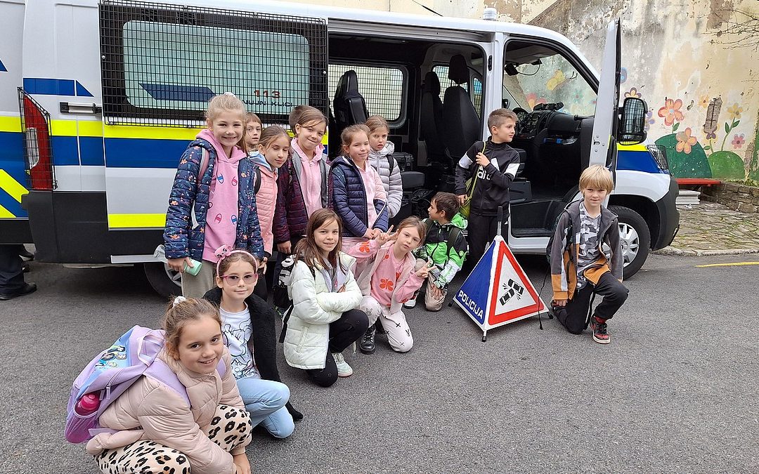 Obisk policistov in policijskega psa